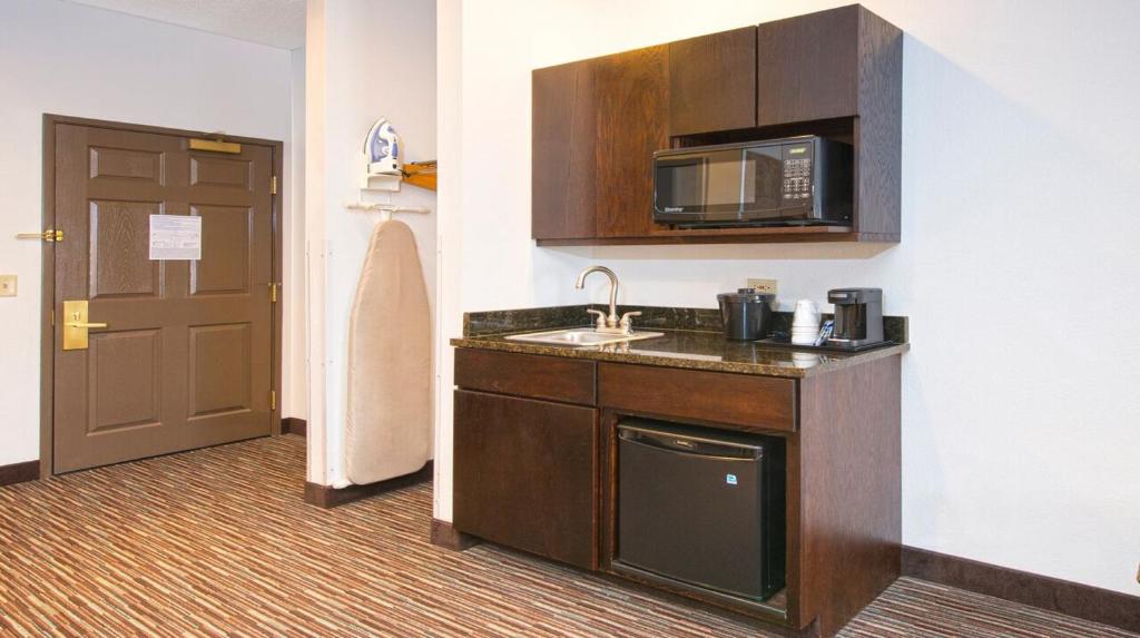 Holiday Inn Express Hotel & Suites Chicago-Deerfield/Lincolnshire an IHG Hotel - image 5