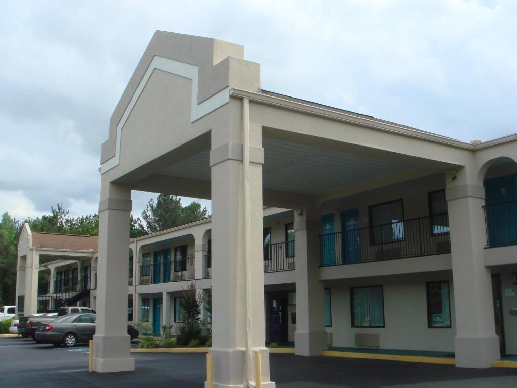 Key West Inn - Roanoke - image 2