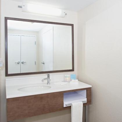 Hampton Inn and Suites North Fort Worth - image 18