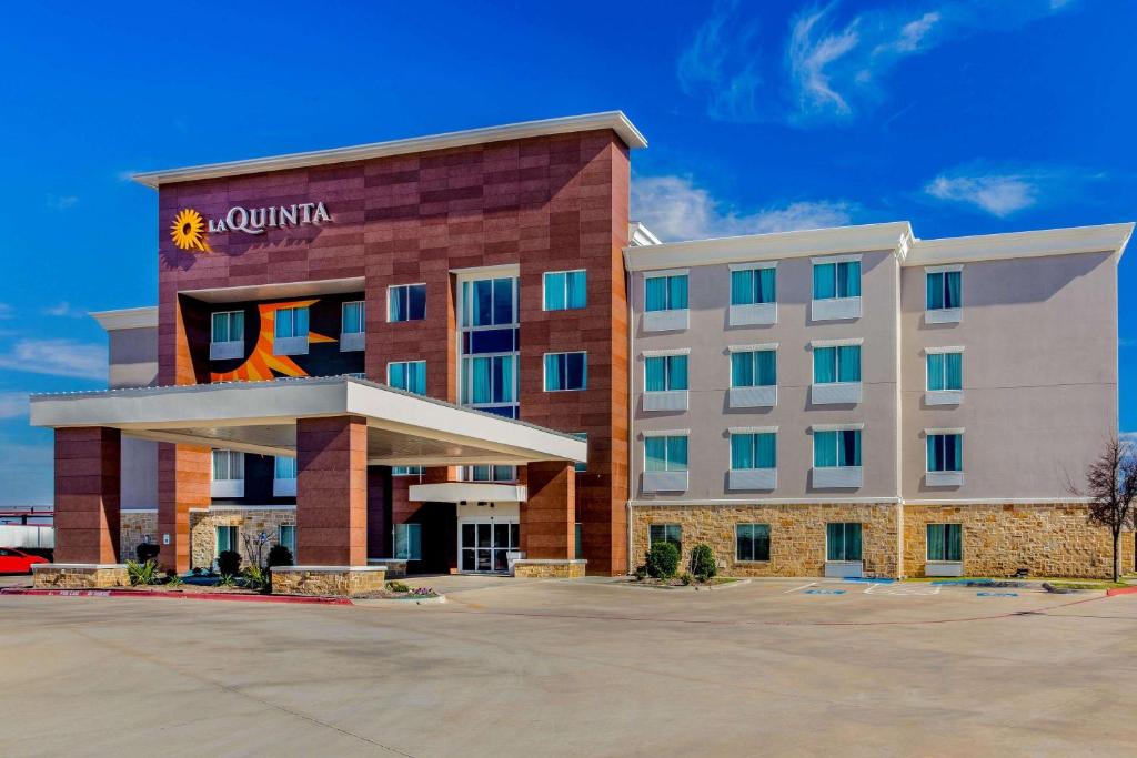 La Quinta Inn & Suites by Wyndham Northlake Ft. Worth - main image