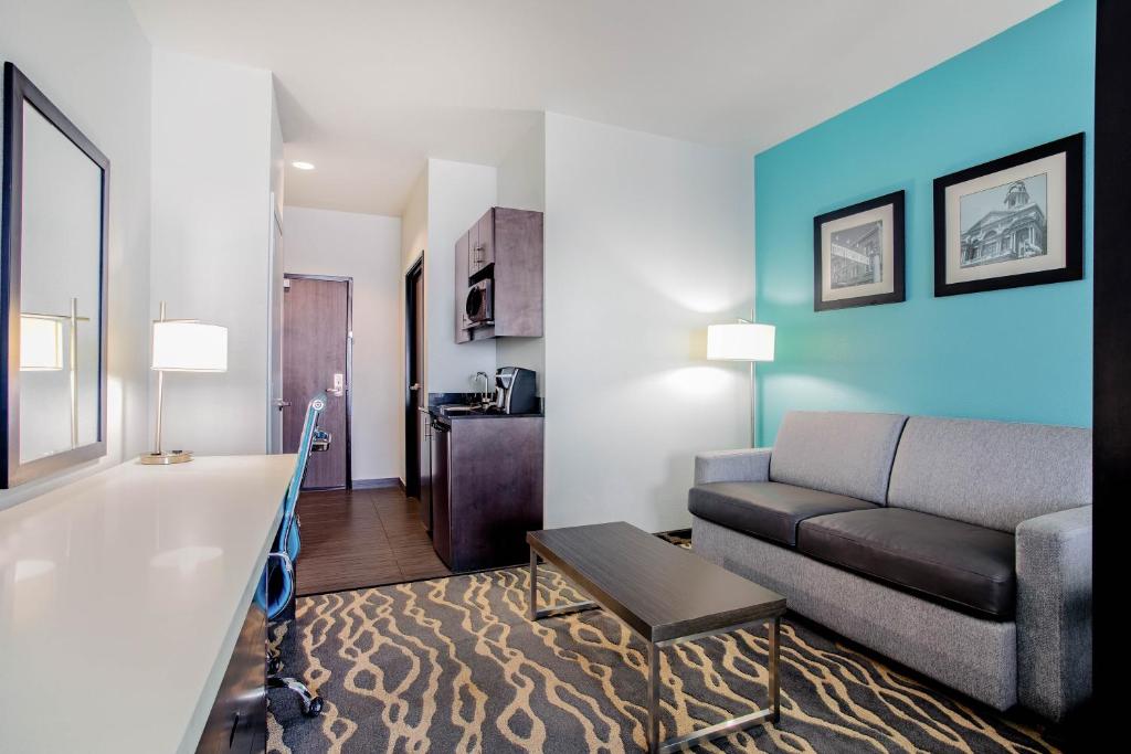 La Quinta Inn & Suites by Wyndham Northlake Ft. Worth - image 2