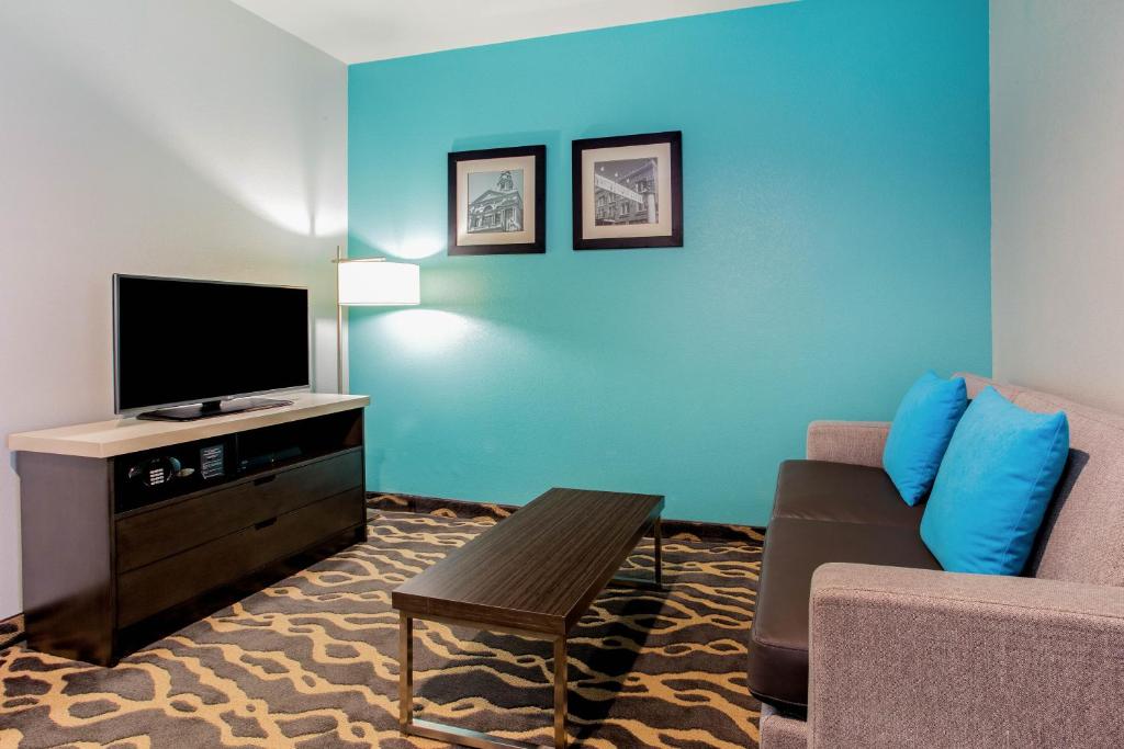 La Quinta Inn & Suites by Wyndham Northlake Ft. Worth - image 5