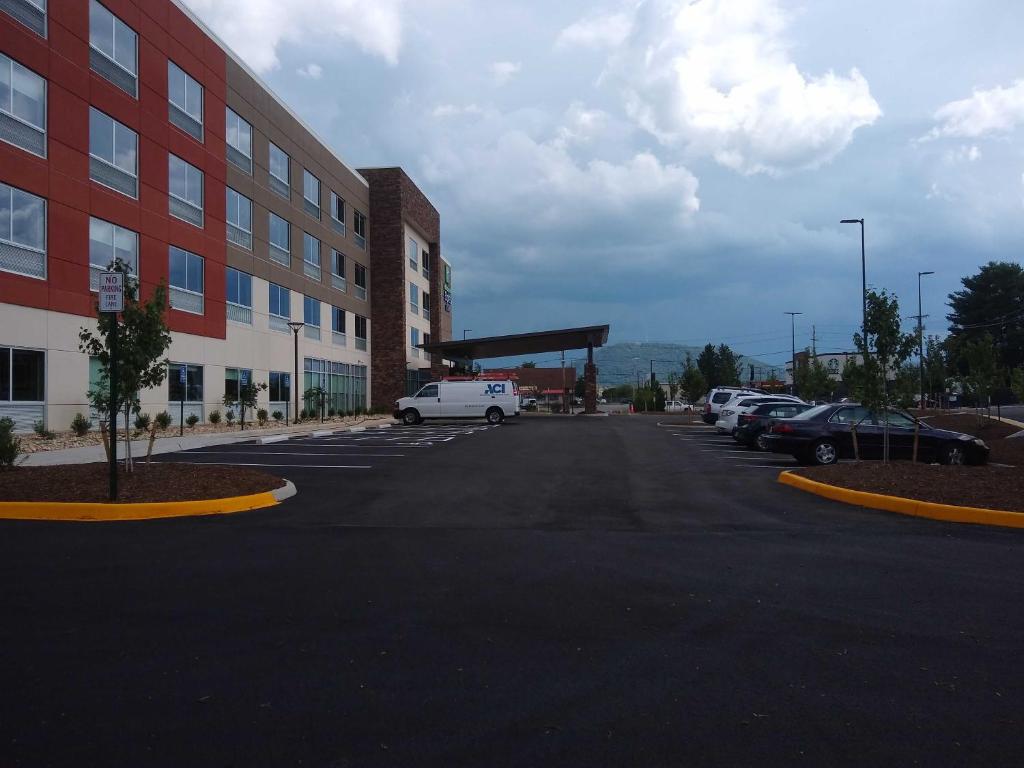 Holiday Inn Express & Suites Roanoke - Civic Center - image 4