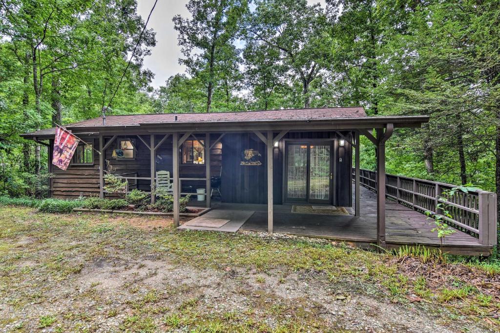 Cozy Robbinsville Cabin with Deck-By Fontana Lake - main image