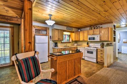 Cozy Robbinsville Cabin with Deck-By Fontana Lake - image 2