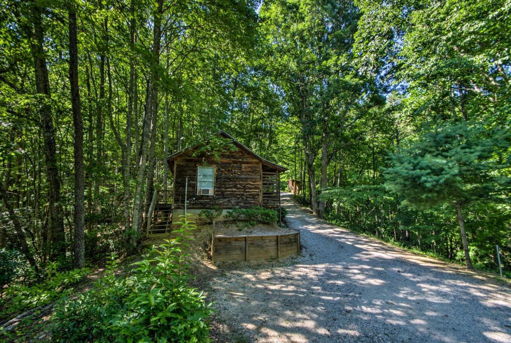 Cozy Robbinsville Cabin with Deck and Forest Views! - image 2