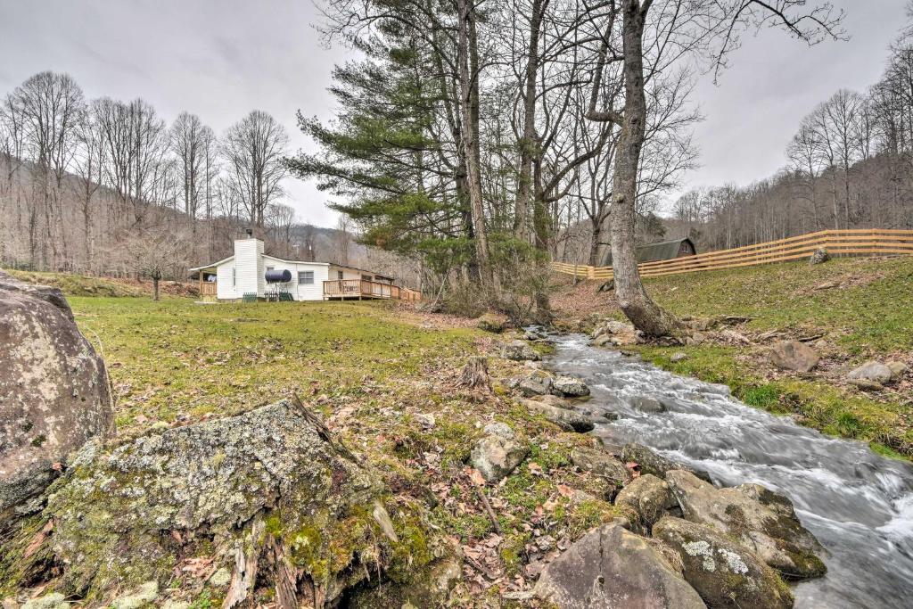 Smoky Mtn Cabin with Deck and Grill - Mins to AT! - main image