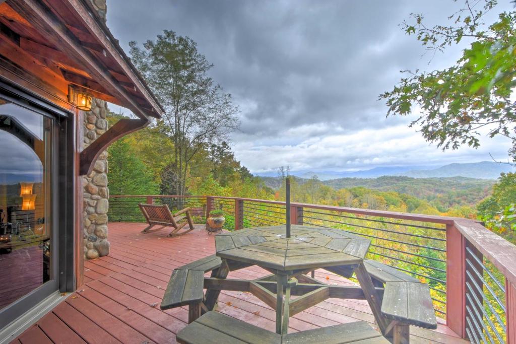 Secluded Nantahala Forest Refuge with Mountain Views - main image