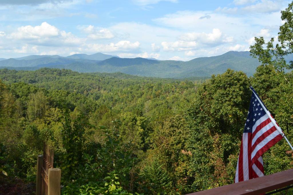 Secluded Nantahala Forest Refuge with Mountain Views - image 4