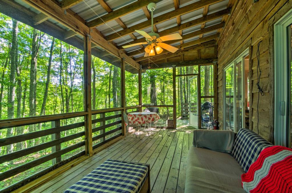 Serene Robbinsville Cabin with Screened Porch and Grill - image 3