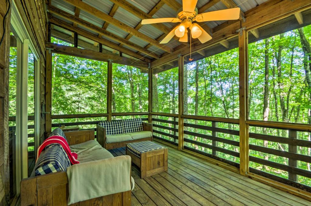 Serene Robbinsville Cabin with Screened Porch and Grill - image 6