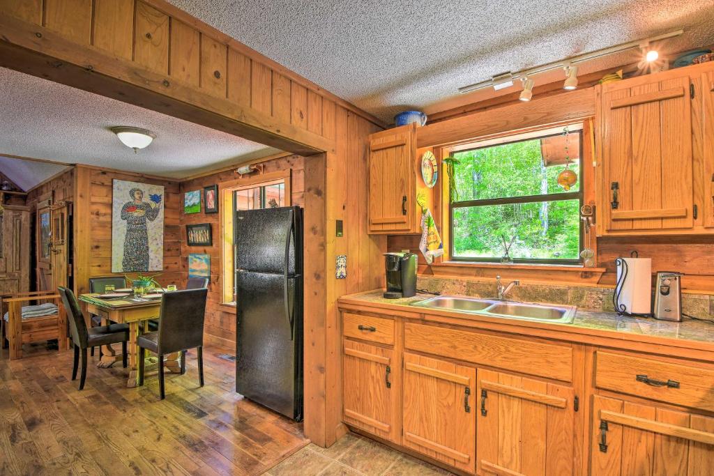 Enchanting Cabin with Mtn Views and Creekside Trail! - image 6