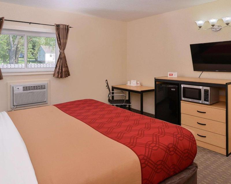 Econo Lodge Rochester - image 4