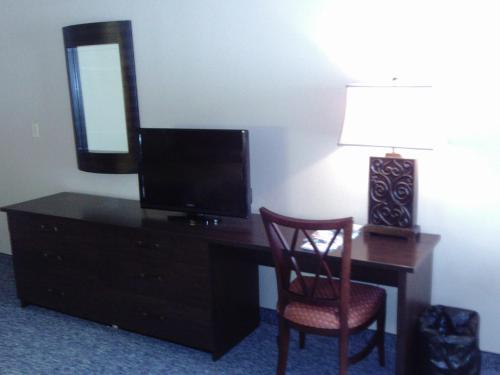 5th Avenue Inn & Suites - image 4