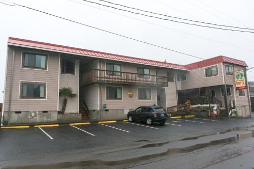 Tradewinds Motel - main image