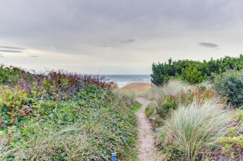 Second Tide - Oceanview Cottage - image 5