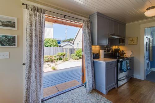 Rockaway Beach Bungalow - image 2