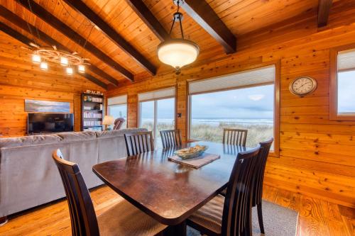 Rockaway Beach Cozy Cabin - image 4