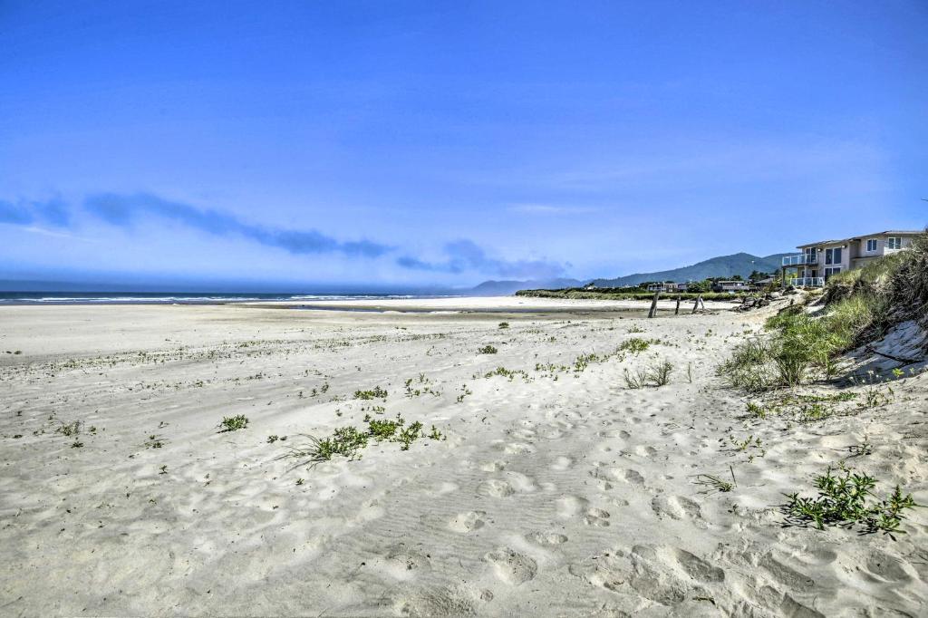 Oceanview Rockaway Beach Condo with Deck and Gas Grill - image 3