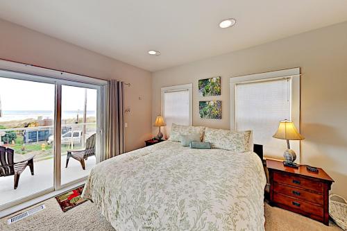 Ocean Vista Townhome with Balcony & Fireplace townhouse - image 2