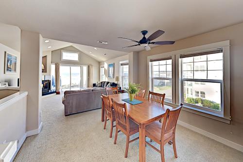 Ocean Vista Townhome with Balcony & Fireplace townhouse - image 4