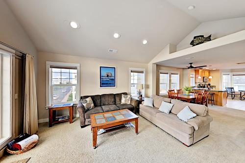 Ocean Vista Townhome with Balcony & Fireplace townhouse - image 5