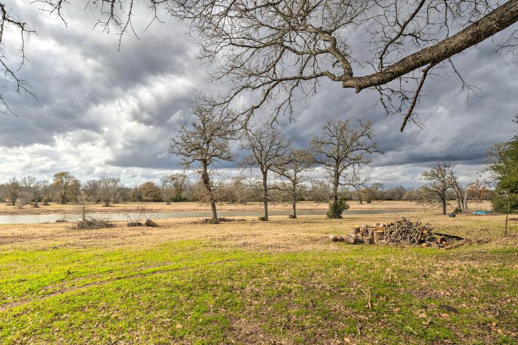 Charming Rustic Guest Home on 100-Acre Ranch - image 3