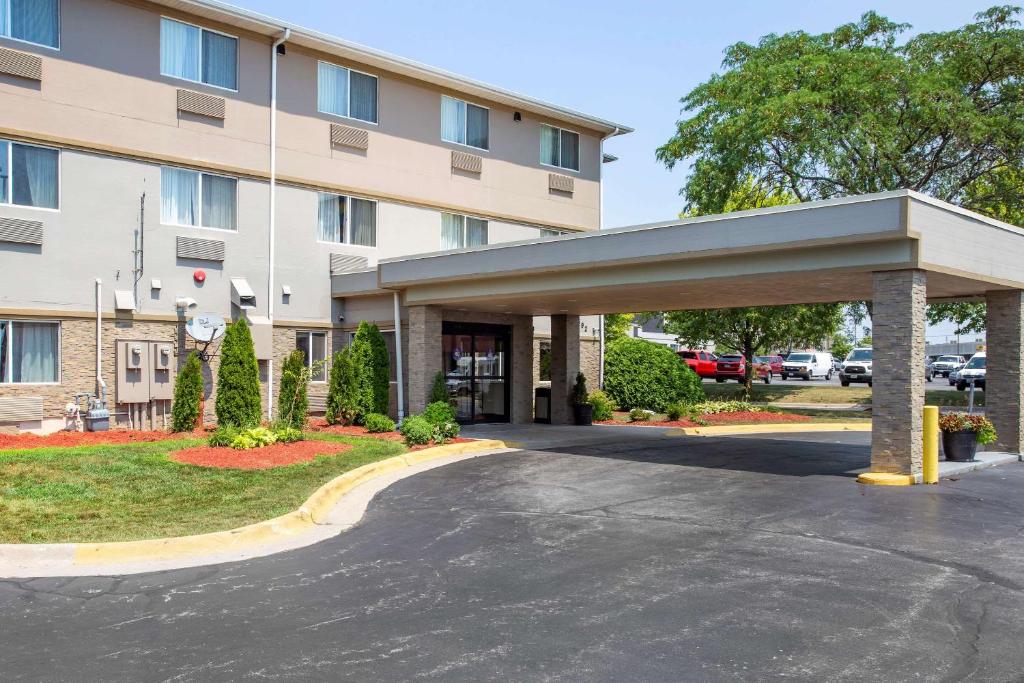 Comfort Inn Rockford near I-90 and I-39 - image 7