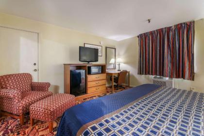 Rodeway Inn - image 10