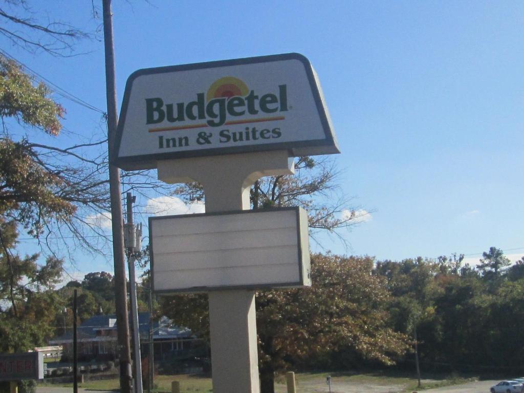 Budgetel Inn & Suites - image 2