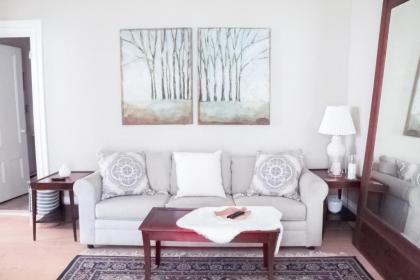 Coastal Spacious and Cozy Apartment in Town of the Art Capital Rockland! - image 1