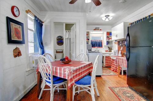 Historical Waterfront Cottage! Private 20 foot pier! Amazing water views - image 4