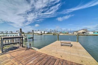 Copano Bay Cottage with Private Dock and Kayaks!