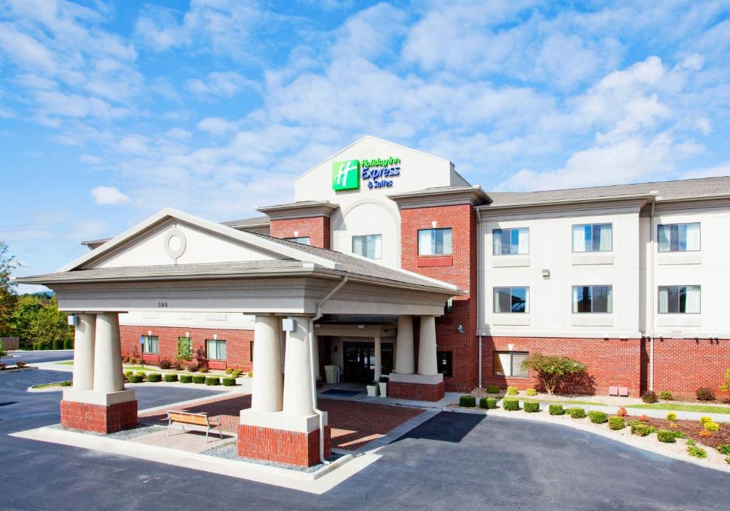 Holiday Inn Express & Suites Rocky Mount Smith Mountain Lake an IHG Hotel - main image