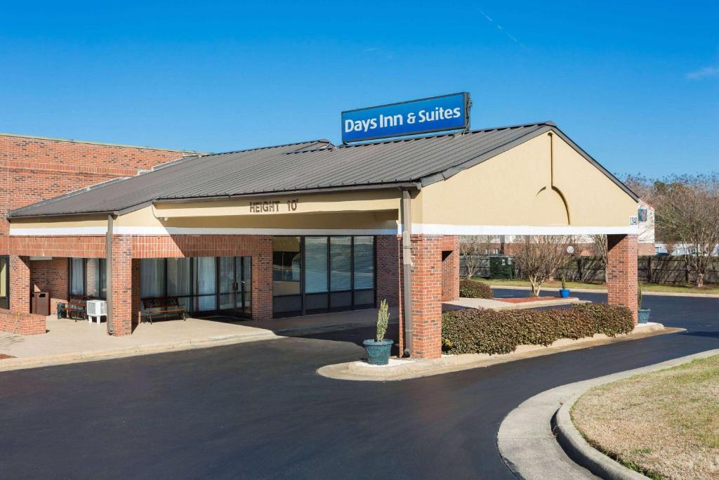 Days Inn & Suites by Wyndham Rocky Mount Golden East - main image