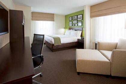 Holiday Inn Express Hotel & Suites Rogers an IHG Hotel - image 13