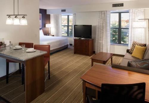 Residence Inn by Marriott Rogers - image 5