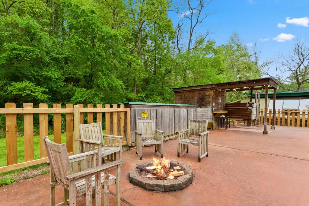 POOL OPEN! - The Hobbit House - Unique Arkansas Getaway! - image 6