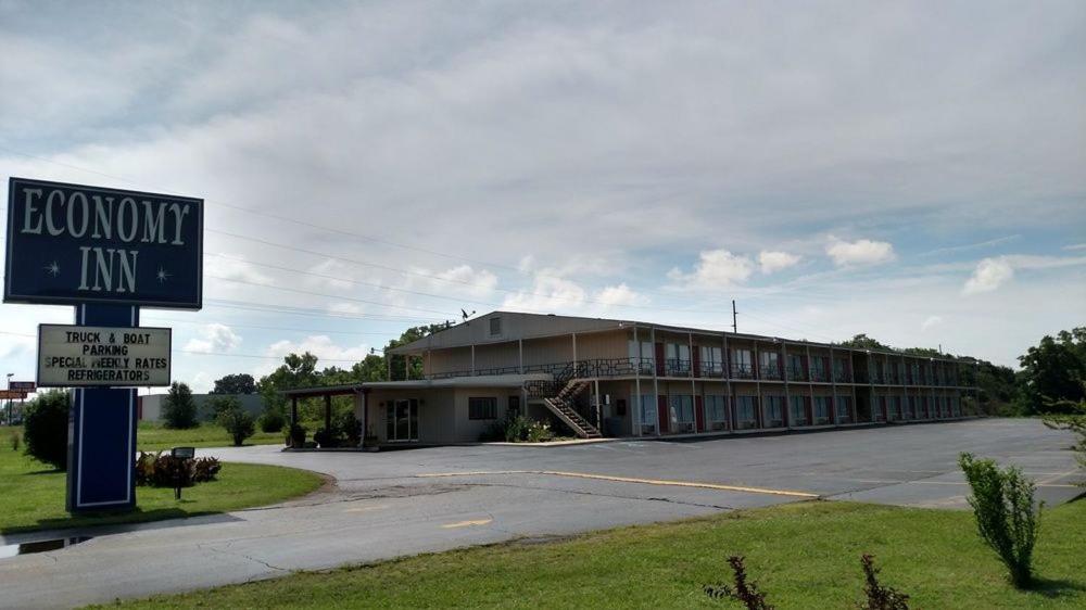 Economy Inn - image 2