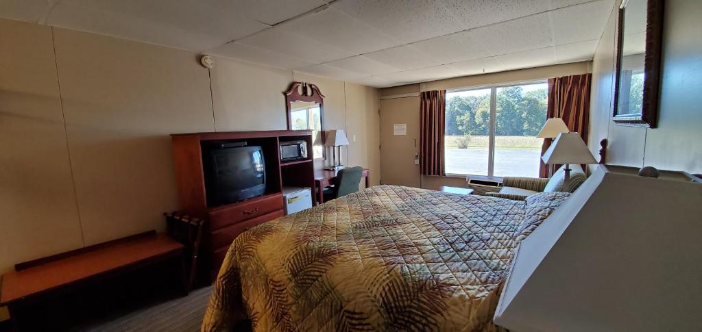 Economy Inn - image 6