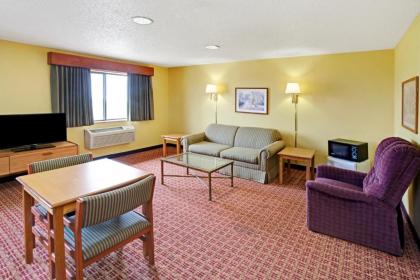 Super 8 by Wyndham Romeoville Bolingbrook - image 10