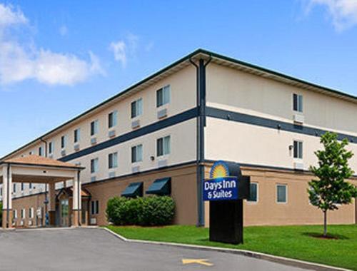 Days Inn & Suites by Wyndham Romeoville - image 2