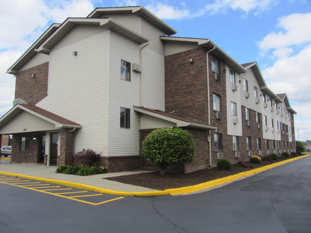 American Inn & Suites Metro Airport - image 2