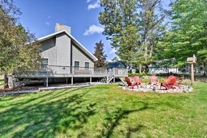 Roscommon Home with Deck 7 Mi to Higgins Lake! - image 9