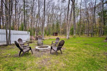 Higgins Lake Area Cabin with Fire Pit and Yard! - image 12