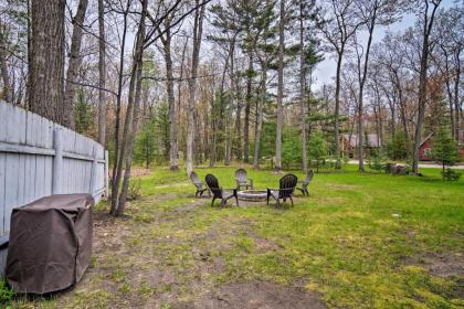 Higgins Lake Area Cabin with Fire Pit and Yard! - image 6