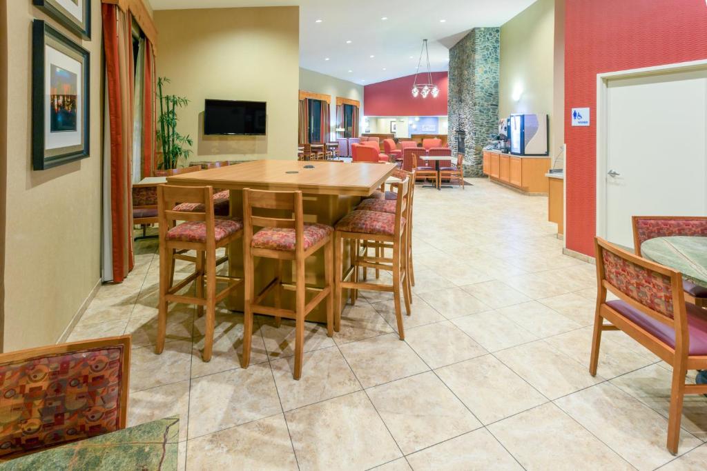 Holiday Inn Express Roseburg an IHG Hotel - image 3