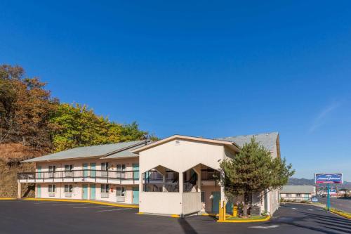 Howard Johnson by Wyndham Roseburg - main image