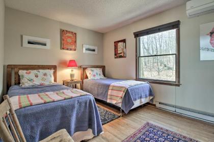 Cozy Wintergreen Cabin Near Mountain Inn and Slopes! - image 11