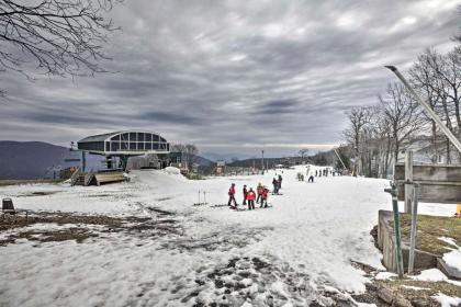 Ski-In Ski-Out Wintergreen Condo with Balcony - image 12